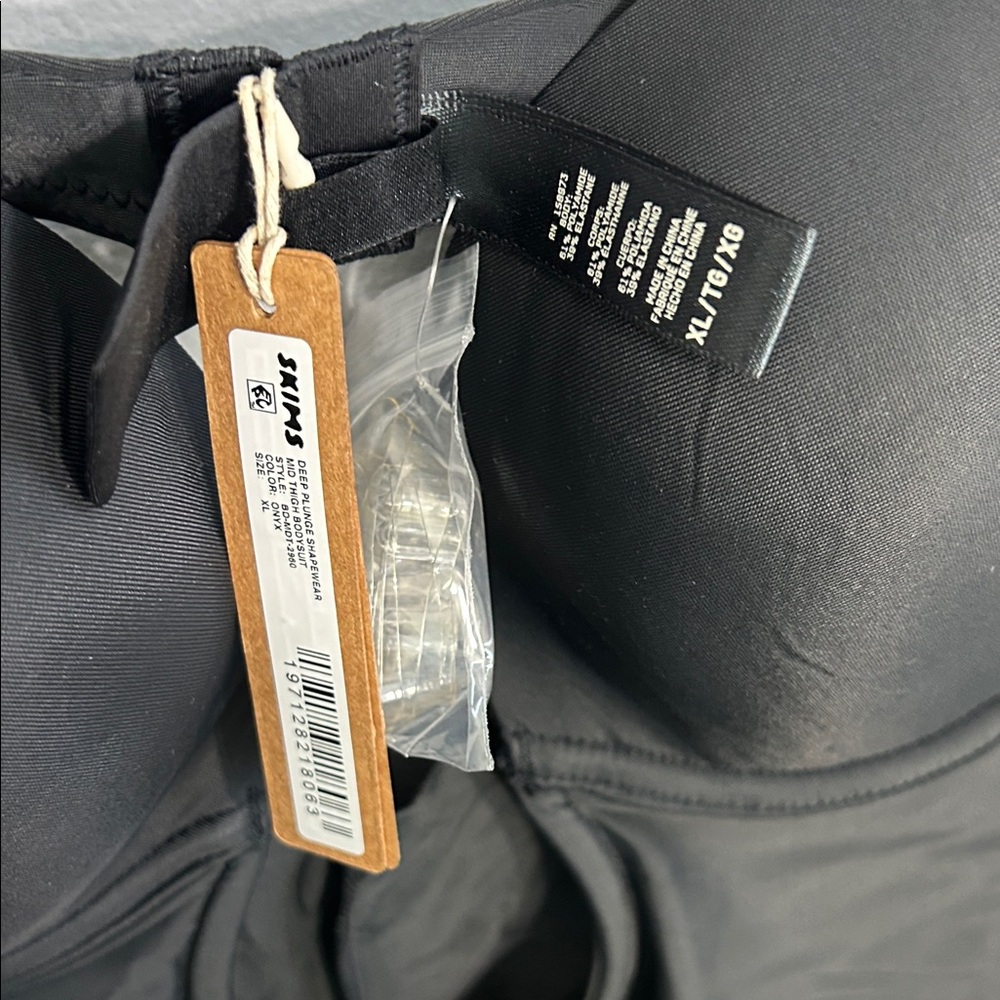 SKIMS black Bodysuit deep plunge shapewear - Picture 2 of 5
